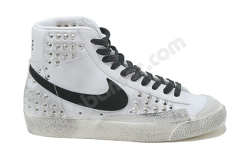 Nike Customized Blazer Mid 77 total borchie bianco nero